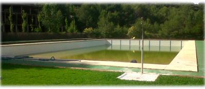 PISCINA OLIMPICA EN MAL ESTADO Y CON FUGAS